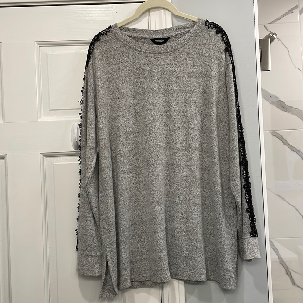 Simply Vera Vera Wang Black and Gray Lace Top